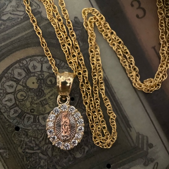 NEW 10kt solid gold Virgin Mary lady Guadalupe oval pendant necklace - Picture 3 of 7